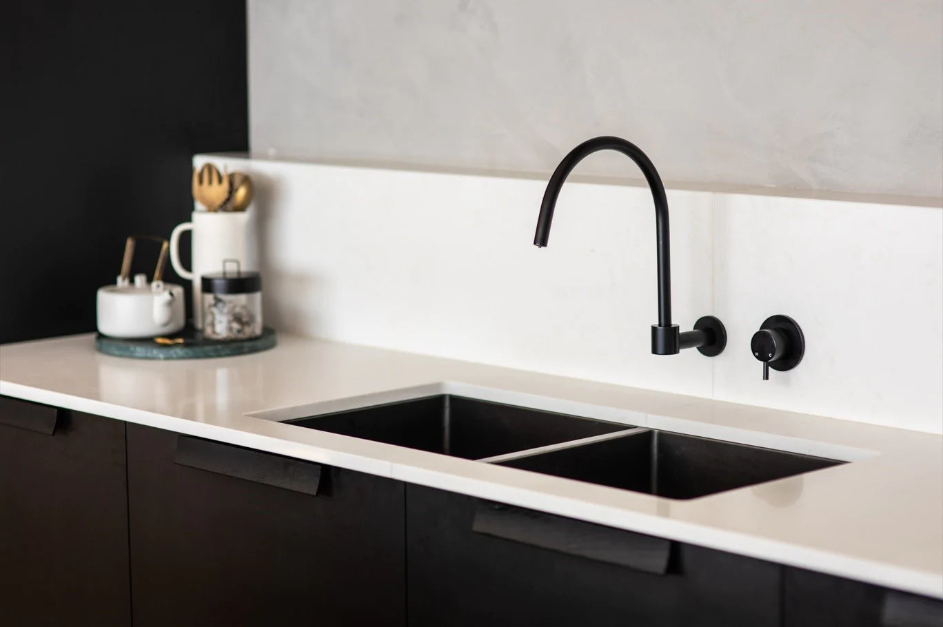 Meir Round Wall Mixer Short Pin Lever Matte Black