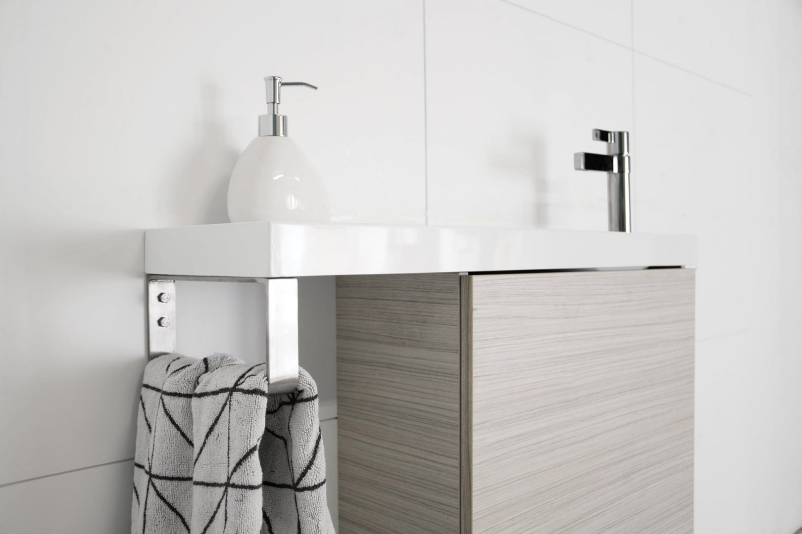 ADP PETITE RAIL Small Space Vanity