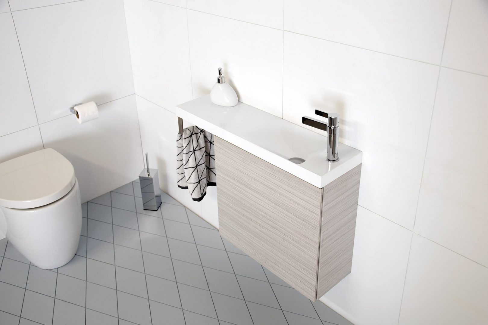 ADP PETITE RAIL Small Space Vanity