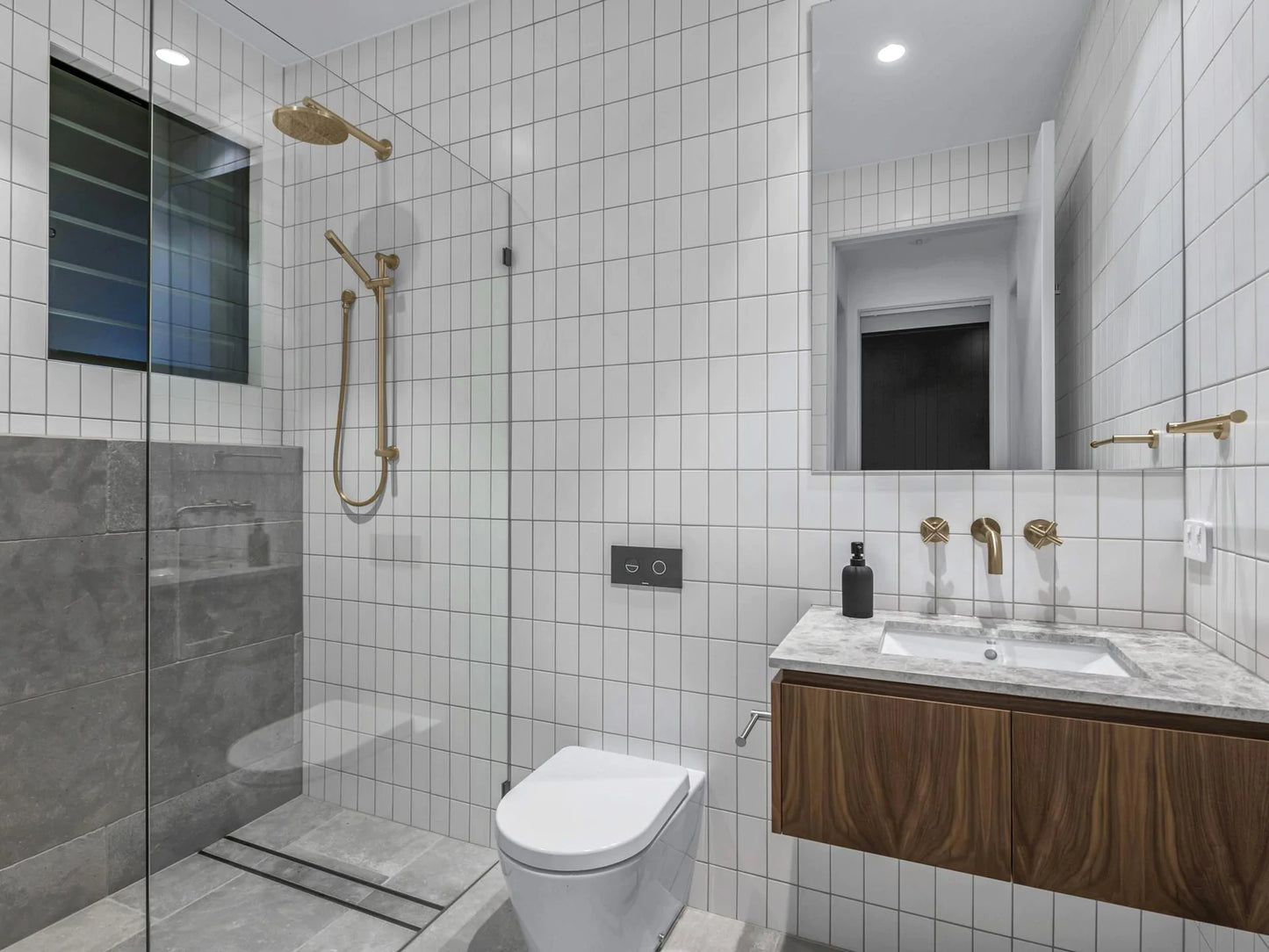 Meir Round Shower On Bracket Tiger Bronze